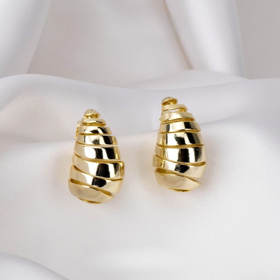 Arete Broquel con Diseño de Gota Cortada