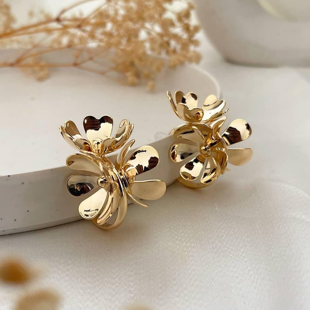 Arete Broquel Grande con Diseño de Flores