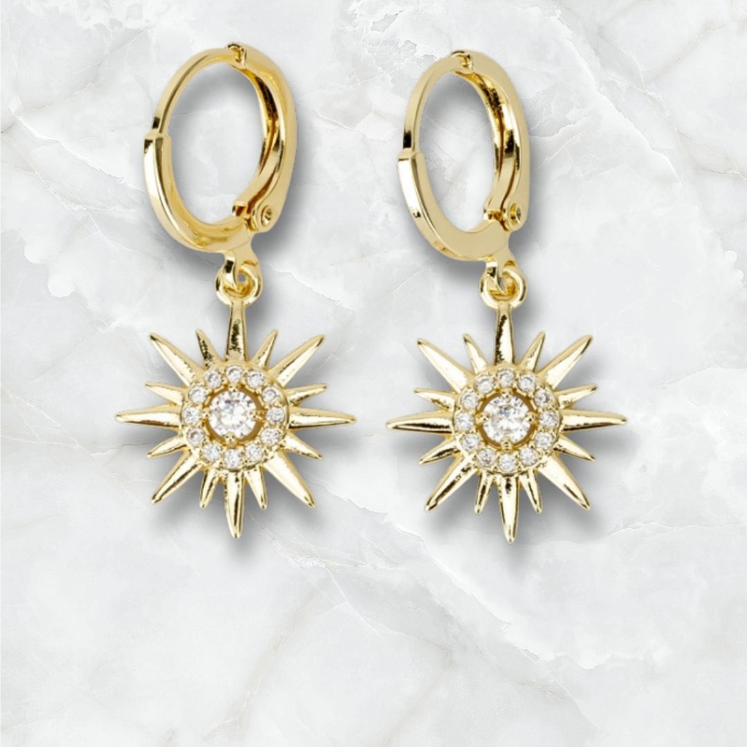 Arete Huggies Mini con Diseño de Sol con Piedras