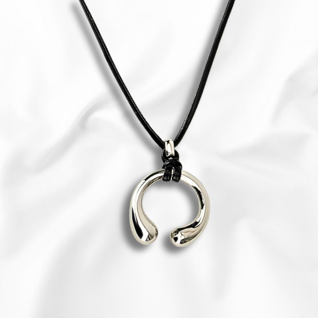 Collar con Cuerda Negra y Dije de Arco con Gotas