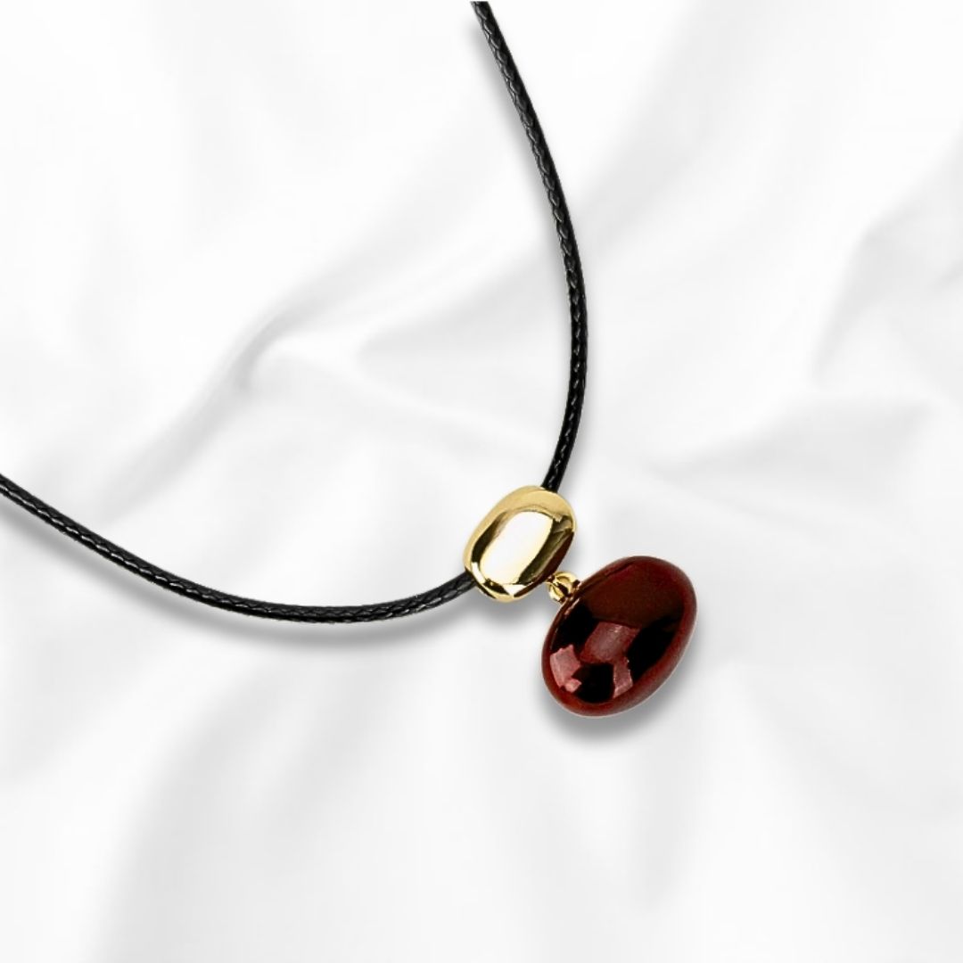 Collar con Cuerda Negra y Dije Ovalado Color Vino Tinto